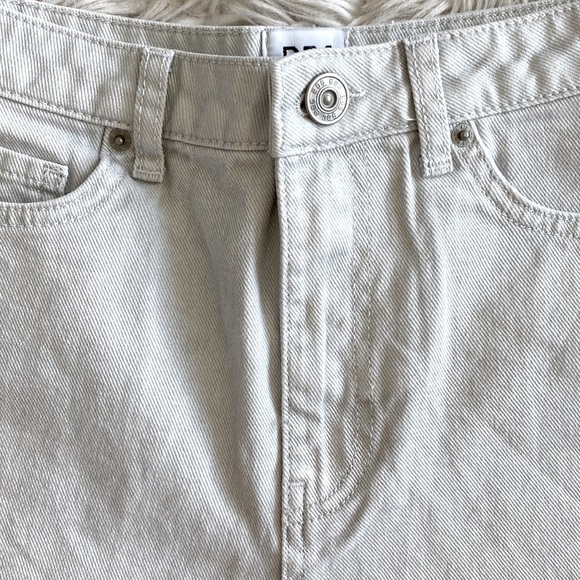 UO BDG Girlfriend High-Waisted Denim Short – Shimmer Denim - Picture 7 of 11